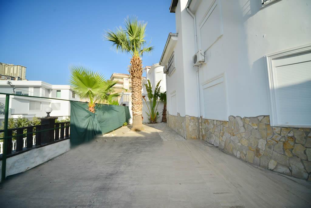 MAY576 - Photo 2