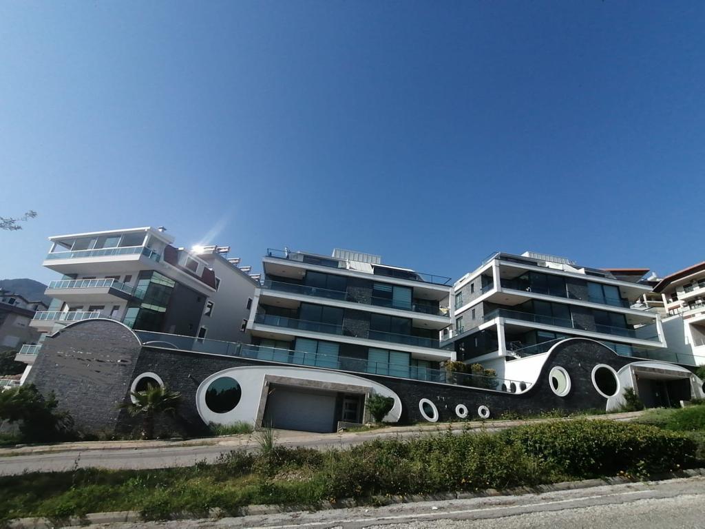 MAY671 - Photo 1