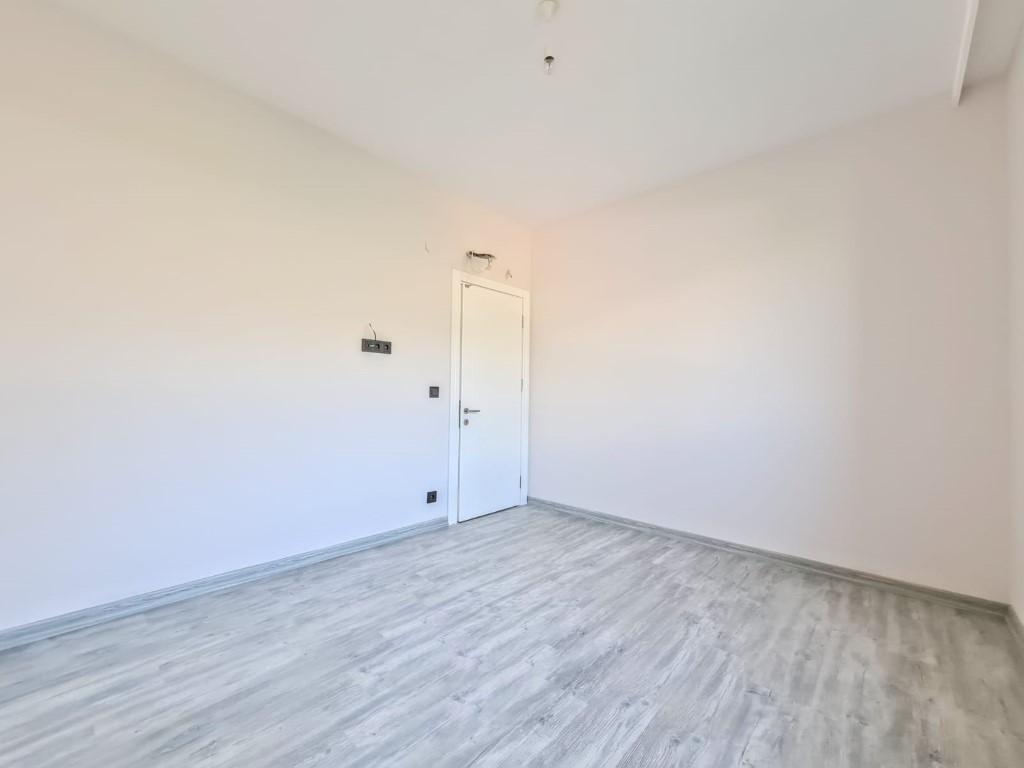 MAY889 - Photo 16