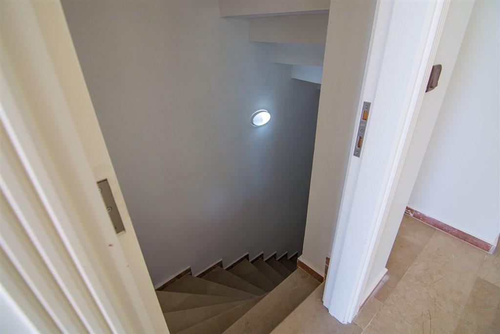 MAY1052 - Photo 20