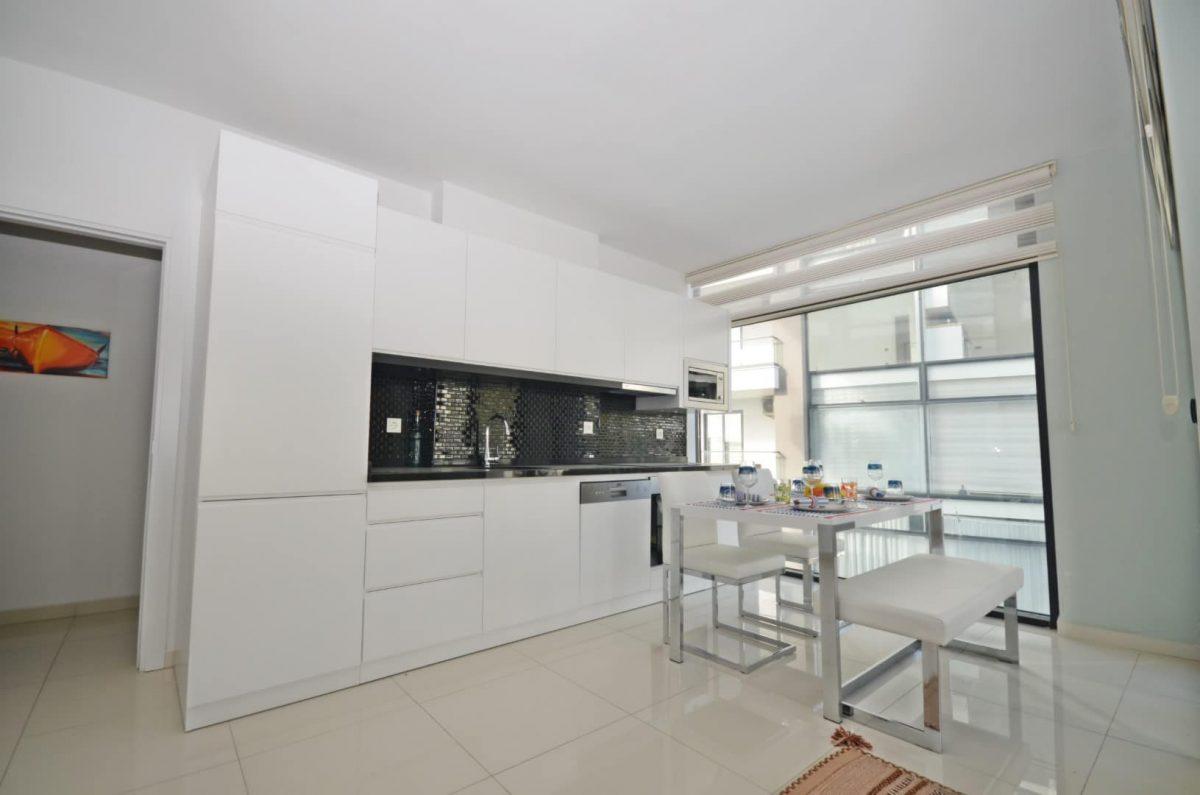 MAY1100 - Photo 2
