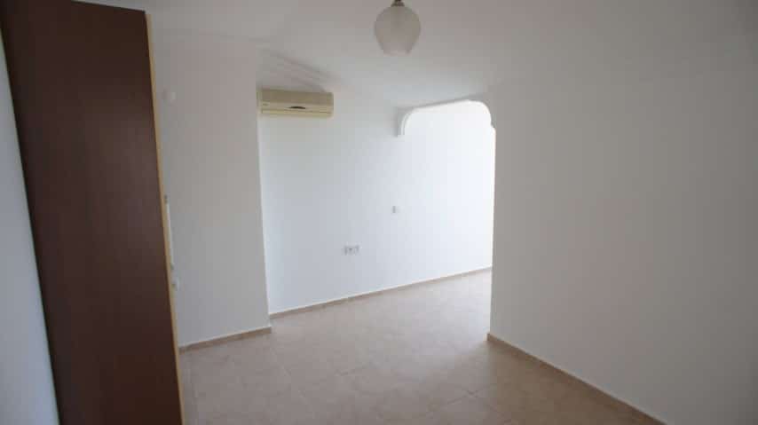 MAY1081 - Photo 18