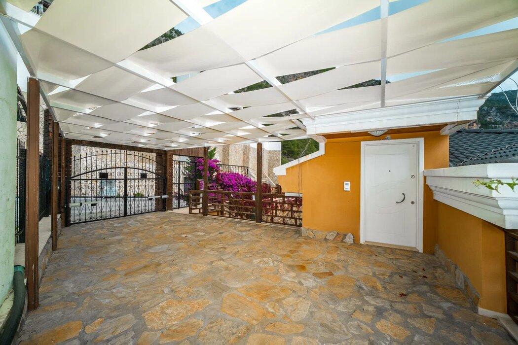 MAY1804 - Photo 16