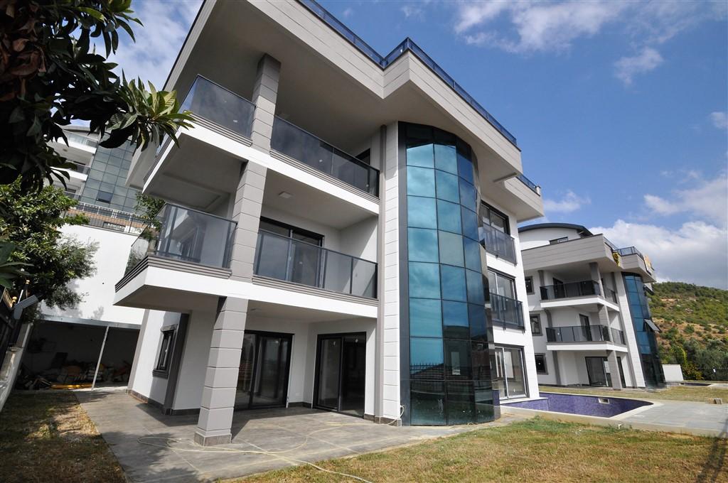 MAY2090 - Photo 1