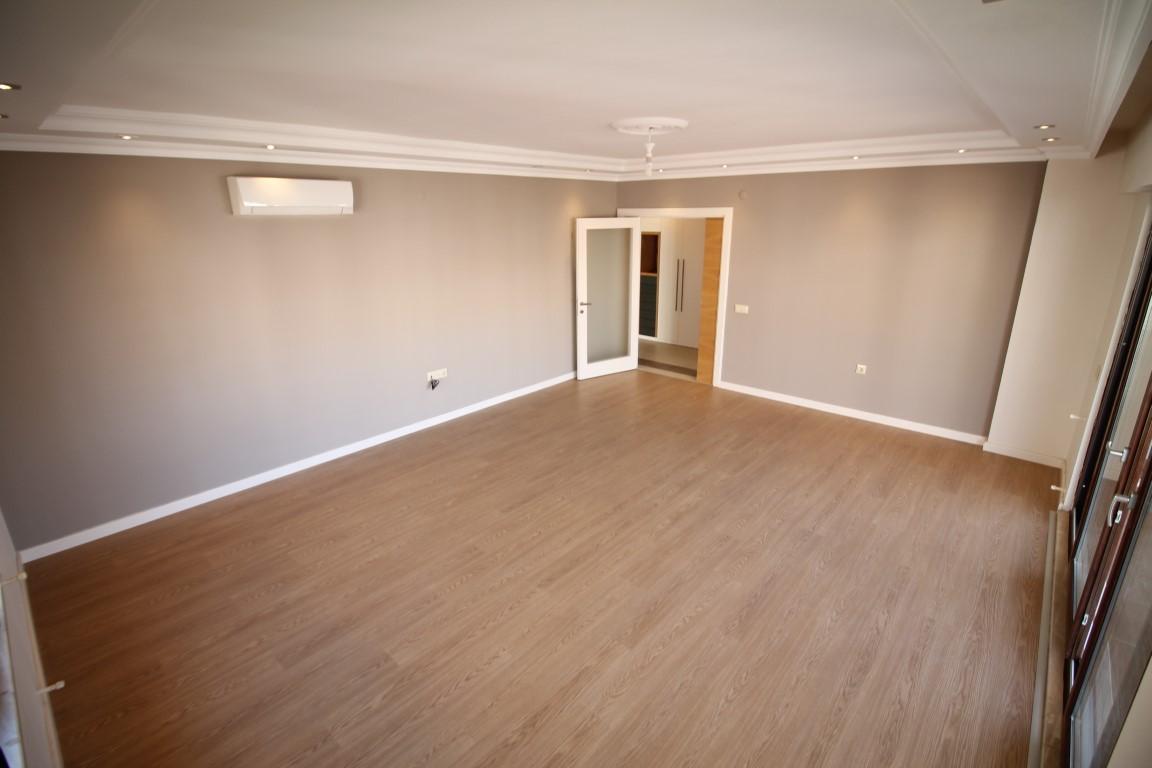 MAY2052 - Photo 19