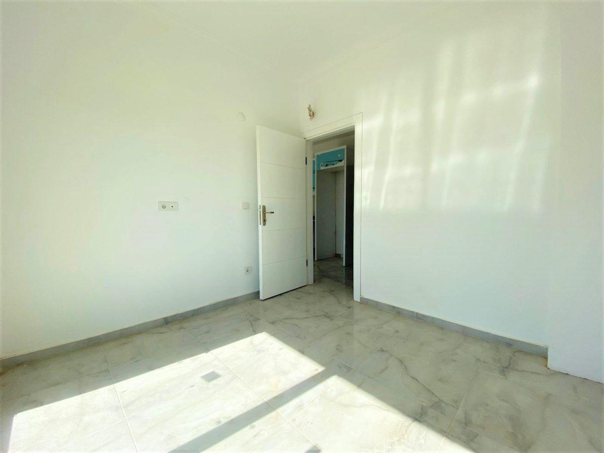 MAY2057 - Photo 5