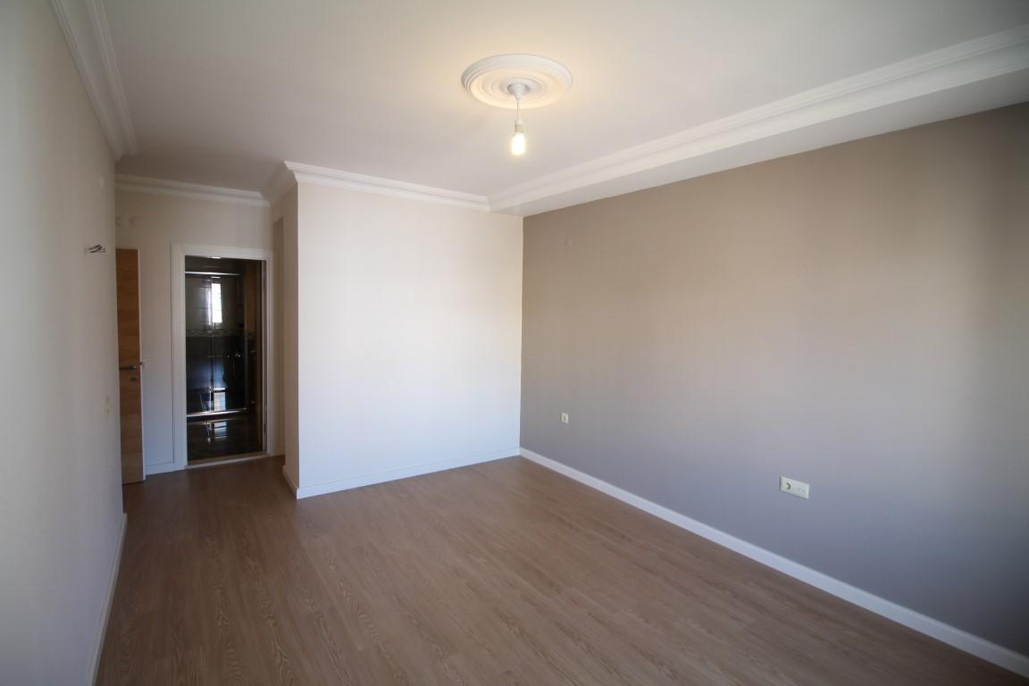 MAY2052 - Photo 24